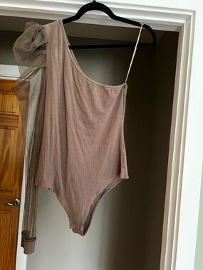 One-Shoulder Ribbed Bodysuit in Taupe